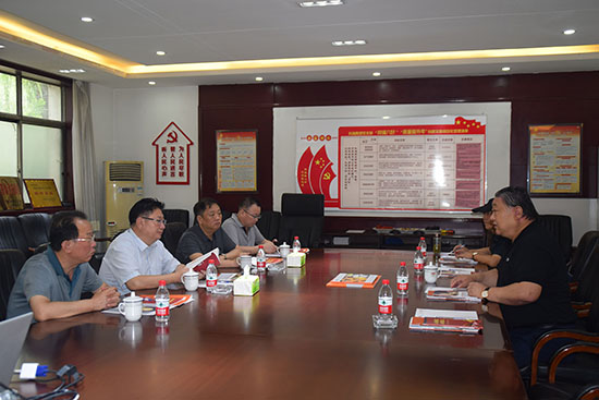 臨汾市市場監(jiān)督管理局局長、非公企業(yè)黨委書記張東紅<br>在科海集團調(diào)研非公黨建工作